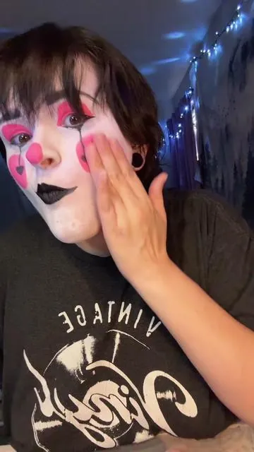ALERT!! My new ✨water activated✨ UCANBE face paint has arrived! If you have a tendency to touch your face, this *may* be what you’re looking for rather than the oil based paint! #ucanbecosmetics #ucanbe #facepaint #occosplay #adultcosplayer #autisticcosplayer #athenafacepaint #clownfacepaint #cosplayfacepaint 