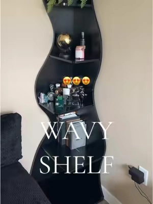 So PRETTTTTY 🤌🏻🖤🤍 #wavyshelf #bookshelf #cornershelf #shelf #elevateyourhome #dealsforyoudays 