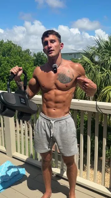 The pump after 100 reps is WILD. It’s that easy, 6-7 sets of 15 reps. Every 3 days and you’re going to have blocky abs! The wheel is actually assisting you on the way back so it makes the exercise feel so much better. I can really concentrate on the contraction. The link is in the bottom left corner of the video. Go check it out. Invest in bigger abs. #dealsforyoudays #abs #core #abworkout #coreworkout 