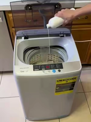 Salir a lavar semanal es lo peor cuando no tienes lavadora en casa. Esta lavadora es lo mejor que he encontrado porque no necesita conección especial aparte de que es de bajo consumo. Solo hay que tener un tomacorrientes y se conecta a cualquier grifo de agua. Deja la ropa casi seca, solo hay que tener un tendedero pero es mejor que pasar horas en la lavanderia  #laundryhack #laundry #minilaundry #laundryday 