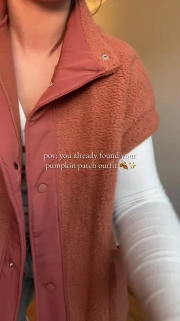this vest and clog combo 🤌🏼 #vestoutfit #pumpkinpatchoutfit #fallstyle #falloutfitinspo #fleecevest #clogoutfit #readyforfall #fallaesthetic #tiktokshopmusthaves 