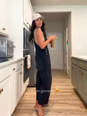Okay I think black might be the best ones yet?!?  Eeeeep the perfect barrel style overalls!!!  #overalls #overallsoutfits #barrelstyle #overallsoutfit #comfy #casual #outfitinspo #barrelpants 