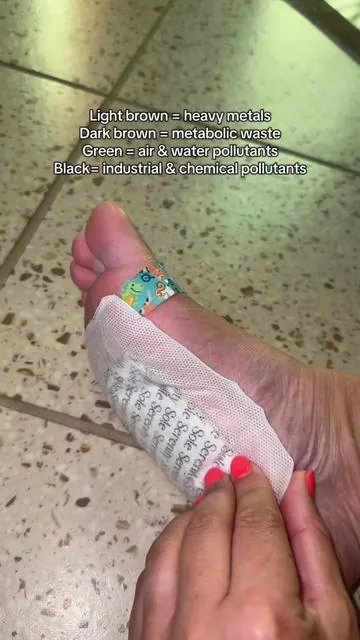 Like wtf is this!? #tiktokshopsummerturnup #treasurefinds #summervibes #tiktokshopcreatorpicks #footdetox #detoxpads #summertok #dealsforyoudays #detox 