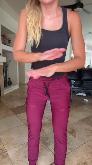 If you’re a mom who lives in leggings, these joggers are your upgrade. They’re comfy, stretchy, have 5 zipper pockets (hello, storage!), and dry fast perfect for errands, playground runs, or just staying cozy at home. #MomStyleUpgrade #ChicAndPractical #MomWardrobeMust #BusyMomUniform #ComfortWithPockets