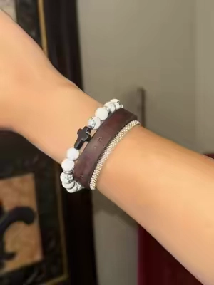My daily reminder that God is always with me! #braceletstacks #bracelets #anklet #christianjewelry #faithbased #jewelry #christiangirl 