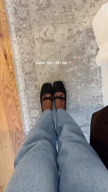 They just complete every outfit atp. 🖤 #OOTD #balletflats #fallfashion #outfitinspo #flats #balletflatsoutfit #falloutfits #tiktokshopcreatorpicks #tiktokshopfinds #fall2025 