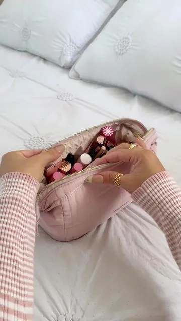 it’s so cute, spacious & water resistant✨💕 there’s 8 color options! #makeupbag #packmymakeupbag #whatsinmybag #toiletrybag #tiktokshopcreatorpicks #dealsforyoudays #bagsmart #makeupcontentcreator 