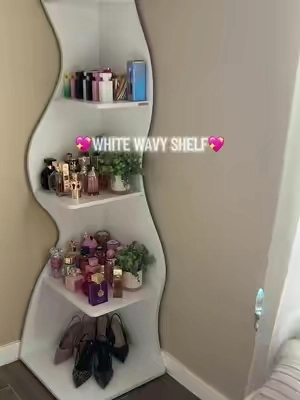 I also have this shelf in black! Soo worth it 🤩🙌🏻 #cornershelf #bookshelf #perfumeshelf #shelfdecor 