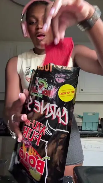 😭 I ate the WHOLE bag and I don’t feel bad 🤣✋🏾 @Sr.Michelado  #fy #snacks #carneseca #srmichelado #newsnack 
