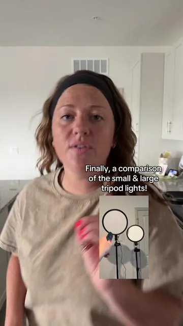 Weilisi ring light Comparison

Big: 
72 in tripod
13 in light 
6500k

Small:
69 in tripod 
10.2 in light 
6000k

#weilisi #ringlight #selfielight #lighting #weilisiringlight 