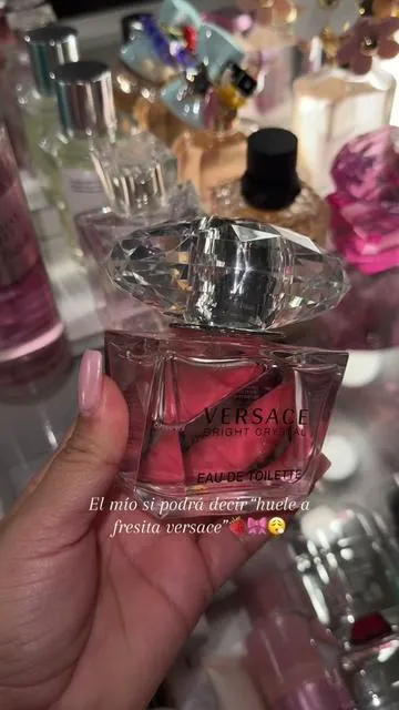 OMG su olor 😮‍💨💗¡Todas las chicas necesitan este perfume en su colección! #versace #versacebrightcrystal #brightcrystal #fresitas🍓 
#versacebrightcrystal #perfumetok
#fragances #perfumeforwomen
#perfumetiktok #perfumereview #tiktokshop
#girlythings #fyp #foryoupage #paratii
#perfumecollection