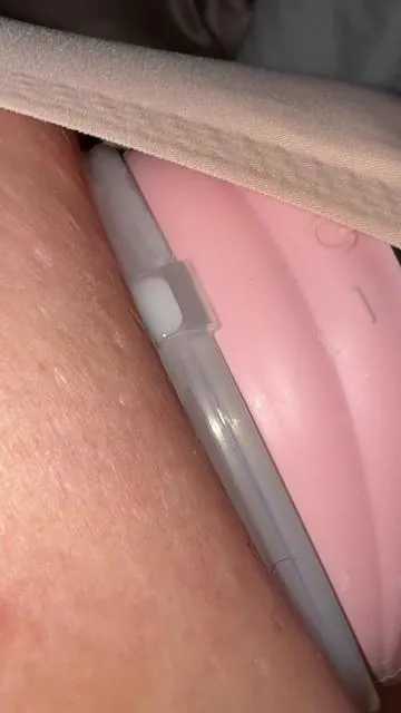 This is one of the best affordable wearable pumps on the market you can’t tell me otherwise! #breastpump #breastfeedingmushthaves #wearablebreastpump #mommedpump #mommusthaves 