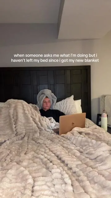 i’m genuinely obsessed 😋 it’s so lightweight too which is a NEED for summer 😌 #softblanket #comfybed #lightweight #tiktokmademebuyit #tiktokshop 