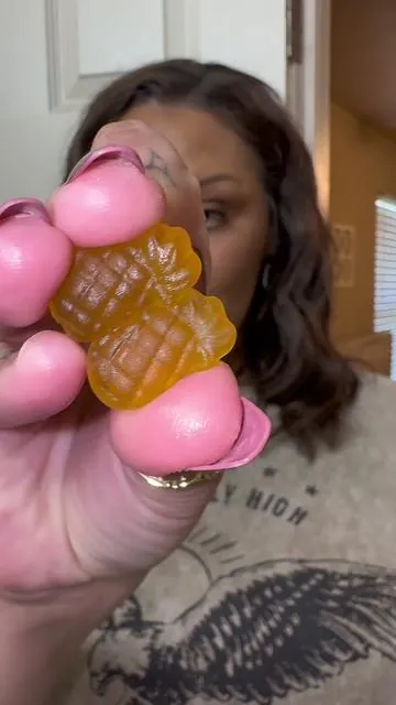 these probiotic gummies are the TRUTH. thank me later 😌🍍💦✨ #leefar #probiotics #slipperyelm #tiktokshopcreatorpicks #spotlightfinds 