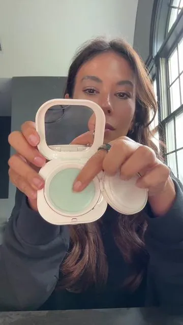 Dummy proof BLURRING powder, whaaaaa?! #makeupforbeginners #settingpowder #laneige @laneige_us #matureskinmakeup #tiktokshopcreatorpicks 