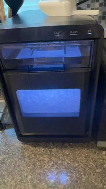 We’re fancy now we don’t upgrade at the icemaker #icemaker #icemachine #ice #drinks #drink 