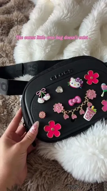I loveee my crocs bag!! I need a pink and a white one 😍✨ #crocs #crocsbag #crocs4life #crocsbeltbag 