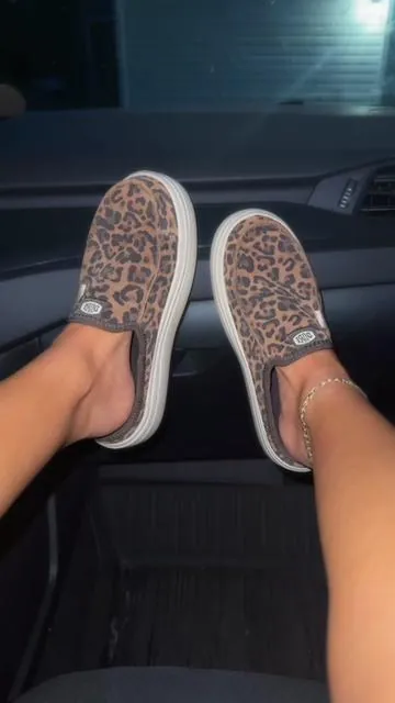 🐆🖤🍂 #heydudeshoes #fallshoe #heydude #fallstyle #leopardprint 