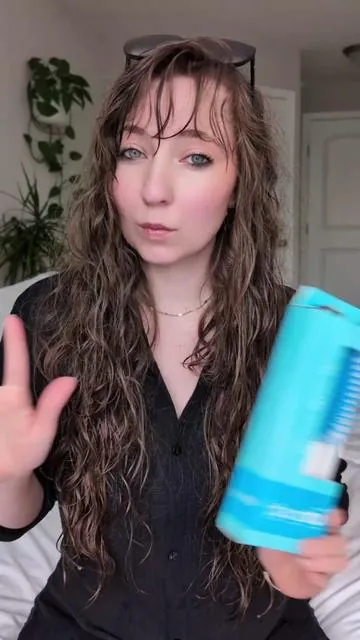 honestly I don't understand this thing.. how did only ONE hair fall out? 🥲 #unbrush #unbrushflex #hair #curlyhair #brush 