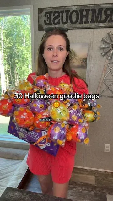 Make Halloween easy, fun, and candy-free 🕸️ #HalloweenGoodieBags #TrickOrTreatIdeas #NonCandyHalloween #SpookySeason #EasyHalloween 