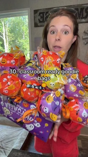 Teachers + parents = stress-free classroom treats 👻 #HalloweenClassroom #GoodieBagIdeas #NonCandyHalloween #TeacherTips #Halloween2025