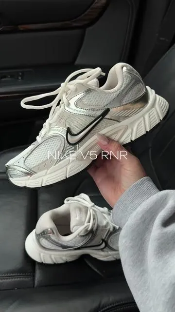 White and white colorway is just 🧑‍🍳chefs kiss💋
#nikev5rnr #senakers #fall 