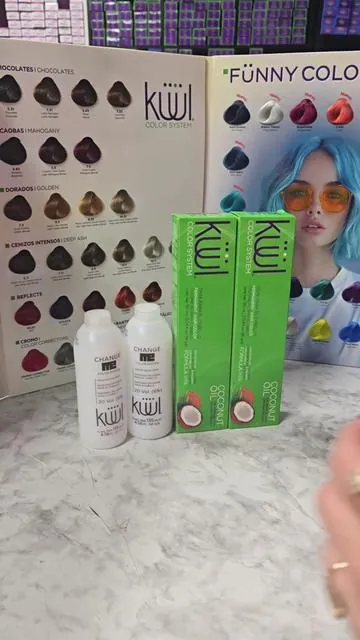 🎨 Transforma tu look con KÜÜL Color System ✨ Este set incluye: 🌈 2 tintes KÜÜL – color intenso y duradero 💧 Peróxidos en crema – revelan el color con una aplicación uniforme ✔ Cobertura completa ✔ Tonos vibrantes y de larga duración ✔ Fórmula fácil de aplicar Atrévete a un color lleno de vida con KÜÜL 💜#Kuul #TikTokShopRestock #colordecabello 
