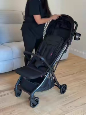 Para las que preferimos un cochecito ligero y fácil de abrir y cerrar, el Momcozy Click Go Stroller es la mejor opción que he encontrado. Solo pesa 19 libras, es compacto, cómodo de llevar y viene con todos los accesorios que realmente se necesitan #momcozyclickgo #momcozystroller  #momcozy 