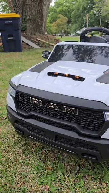 El carro que se merece está aquí #rideoncar #carforkids #toysforkids #ram #giftideas 