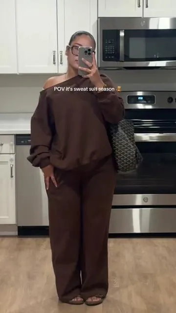 It’s my drop the baby off to school & grab coffee outfit 🤭 #sweatsuits #sweatsuitseason 