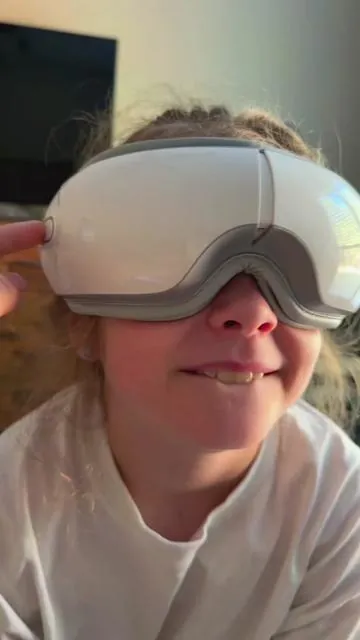 This massaging sleep mask is a whole experience 😴 #headacherelief #sleepbetter #eyemask #bluetootheyemask #eyemassager 