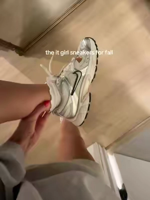 they are so cute and comfortable!! 🤎 #nikev5rnr #sneakers #nike #nikesneakers 