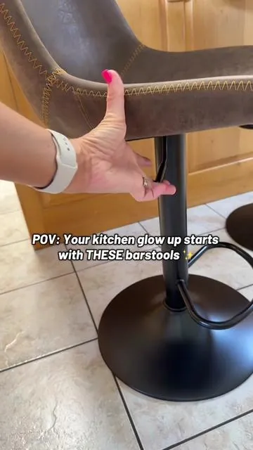 Obsessed with these swivel barstools 😍 comfy, clean, and perfect for any kitchen setup. Free shipping right now #barstools #TikTokShopFallDealsForYou #TikTokShopBlackFriday #TikTokShopCreatorPicks #elevatedhome 