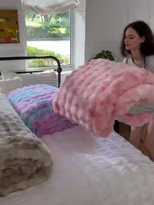 Big  and thick!🔥✨Get ready for the chill—don’t miss this oversized, super soft blanket!🌬️❄️ #blanket #blanketlife #duvet #fallfreshness #tiktokshopblackfriday #cool 