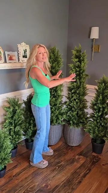 These @LEAFPLNT Shop cedar trees are so realistic that even up close they look real! I can't wait to decorate for the holidays! 