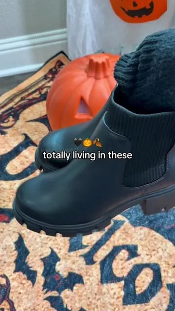 These ankle boots are so stinking comfortable and absolutely gorgeous  @FITORY 🍁🍂🤎✨🎃 #boots #ankleboots #fallboots #falloutfitinspo #tiktokshopcreatorpicks