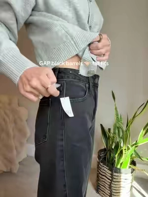 @Gap out here doing the most. These black barrels are a perfect entry barrel to the trend. True to size. #gap #blackdenim #barrelstyle #fallfashion #tiktokshopcreatorpicks 
