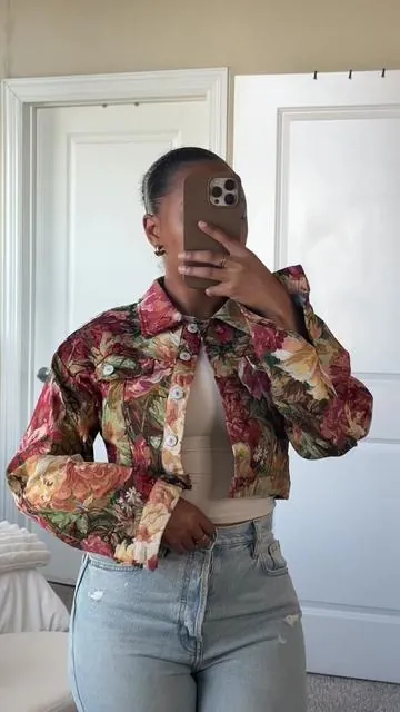 OBSESSED with this jacket 😍😍 #floraljacket #croppedjacket #jacket #fallfashion #fallaesthetic #falloutfits #falljacket #falldealsforyou  