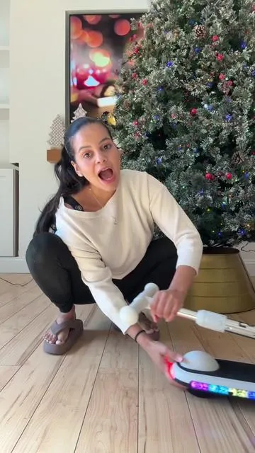 Esta patineta eléctrica con Inteligencia Artificial va a ser el regalo más buscado para niños este año 🛴✨. Tres modos de velocidad y luces LED que hacen que se vea increíble #giftideas #forkids #kidsscooter #electricscooter 
