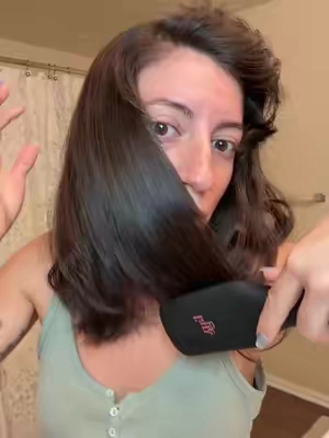 Ceramic straightening brush ✨