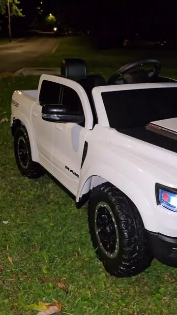 Carro de lujo para niños #rideoncar #ram #dodgeram #carforkids #kidstoys 