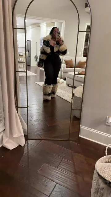 #akirafashion #furjacket #cropjacket #furboots #fallfashioninspo 