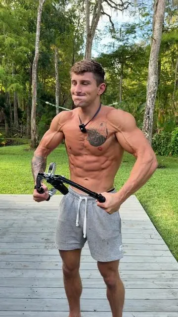 Don’t ask me how hydraulic resistance works but all I know is the pumps are wild. You can build a lot of muscle with this little device. Levels 1-15. It gets really heavy. Work your chest, shoulders, arms, and core from anywhere! They have a solid sale going on right now too, take advantage of it. The link is in the bottom left corner of the video to get your own. #chestworkout #homeworkout #armworkout #musclebuilding 