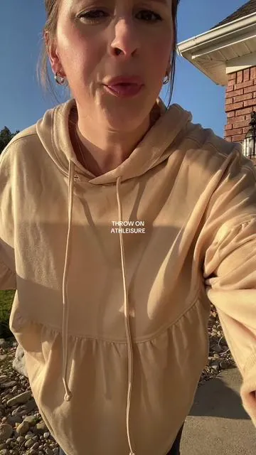 The perfect throw on sweatshirt that gives extra detail! I love this 🫶😍 #oversizedhoodie #oversizedsweatshirt #tiktokshopcreatorpicks #athleisurewear 