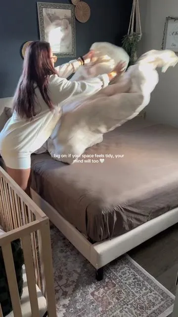 The smallest thing like making your bed can make such a difference in your mood! Idk the science behind it.. but a pretty comforter set helps too 🫶🏼 @Bedsure US Local #bedsure #comforter #comforterset #mentalreset #tiktokshopblackfriday 