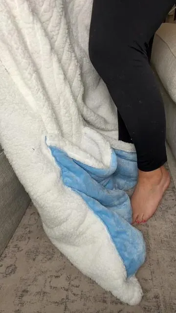 heated blanket you can wear  👏🏻 @tehanld #tiktokshopcreatorpicks #tiktokshopblackfriday #tiktokshopcybermonday #winteressentials 