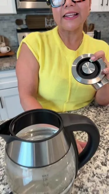 Chefman Rapid Boil vierte agua hirviendo en 3 minutos con su potente 1500W. Prepara tés de calidad profesional directamente en el infusor integrado, mientras el diseño ergonómico con base giratoria facilita servir sin desbordar #electrickettle #kettle #kitchengadgets #kitchenhacks #tiktokshopblackfriday 