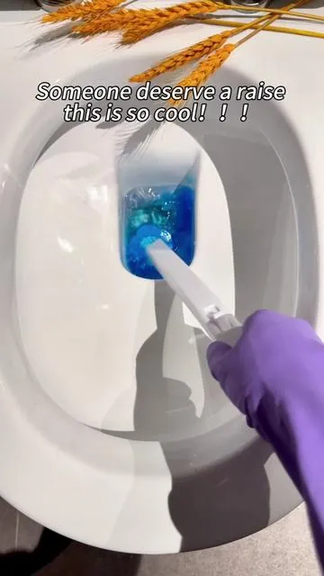 🚽✨Stop scrubbing with those gross old brushes. This disposable toilet brush smells fresh, keeps your toilet spotless, and you just toss it when you're done. So easy!👇 #CleaningHacks #HomeEssentials #BathroomMustHave #CleanTok #tiktokmademebuyit