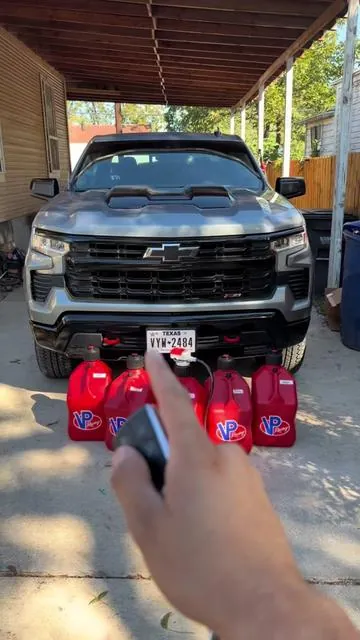 Con cuanta gasolina se llena una 2025 Chevrolet Silverado Z71 #TikTokShopBlackFriday #vpracing #gasjug #transferpump #offroading 