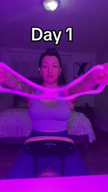 This posture band is EVERYTHING 😍 only 5 days in since I fell off and I’m already seeing a difference🔥 I avoid heavy lifting because my back’s naturally wide, but this band tones me up while it fixes my posture. Pairing this band with my pelvic device is literally the cheat code to a sexy straight back, lifted girls, and less bra fat @Keep US  #postureband #posturecheckin #smallprogressisstillprogress 